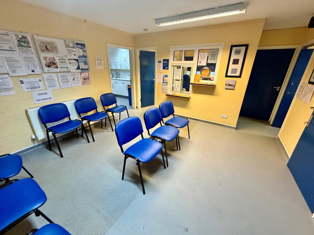 Lot: 58 - DOCTORS SURGERY WITH VACANT UPPER PARTS OFFERING POTENTIAL - Surgery waiting area